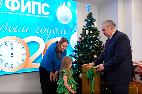 Олег Неретин подарил детям новогоднее чудо в рамках акции «Елка желаний»